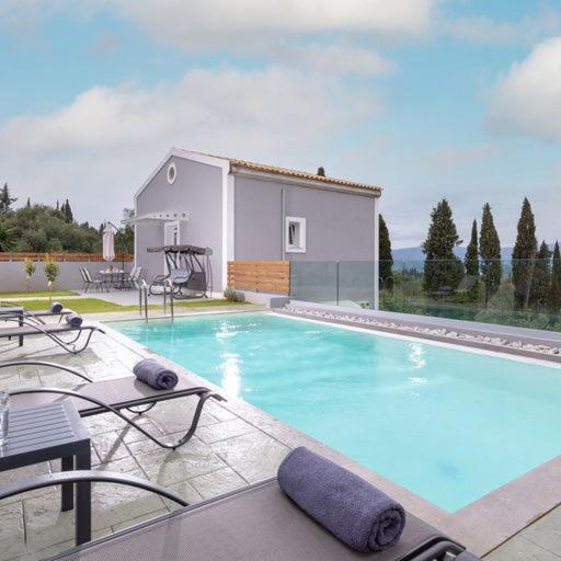 Summer Moments Pool *